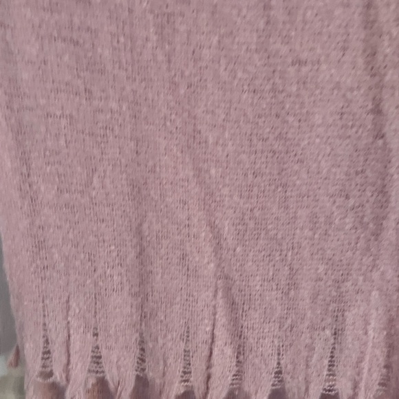 🌸🎀 Soft Pink Knit Scarf with Fringe - Picture 4 of 5